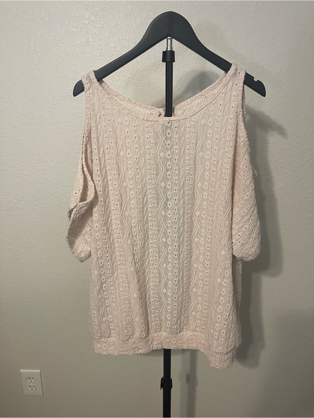 Women’s Cold-Shoulder Knit Top in Cream